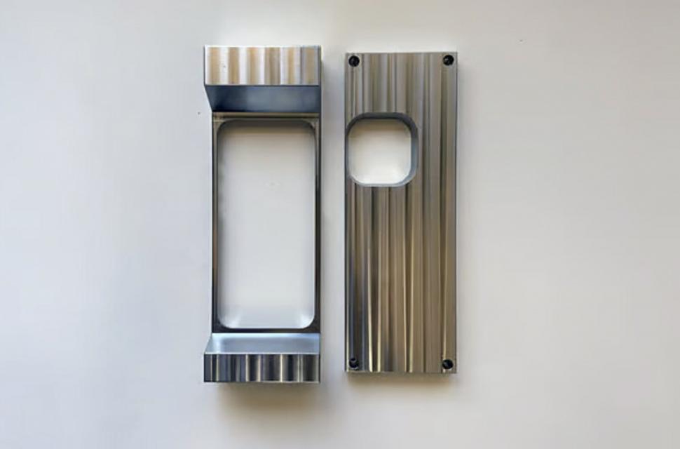 S-a lansat carcasa care vindecă dependenții de telefon pentru că e prea grea ca să poată fi ținută în mână mult timp. Cum arată „husa” 1017601