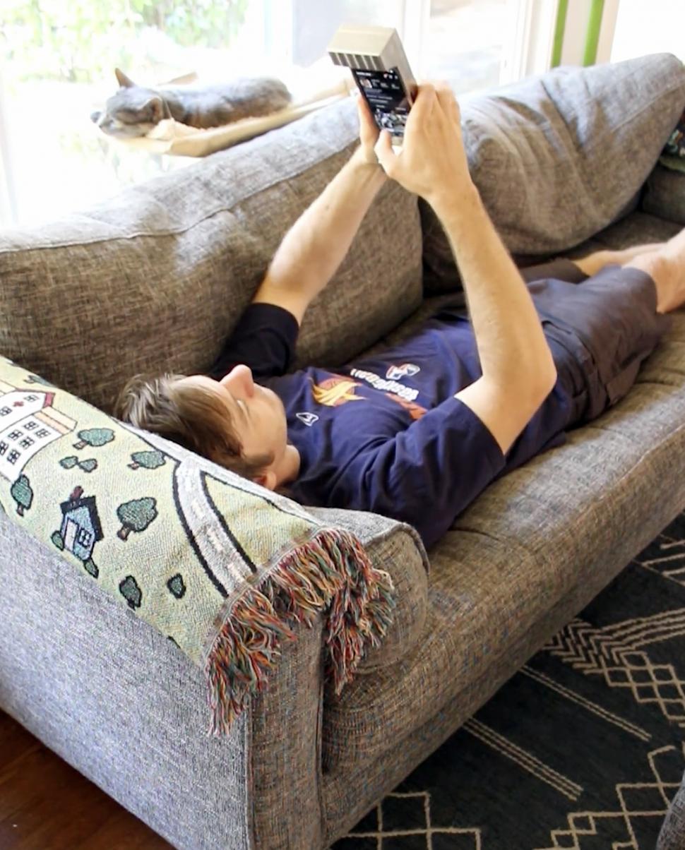 S-a lansat carcasa care vindecă dependenții de telefon pentru că e prea grea ca să poată fi ținută în mână mult timp. Cum arată „husa” 1017603