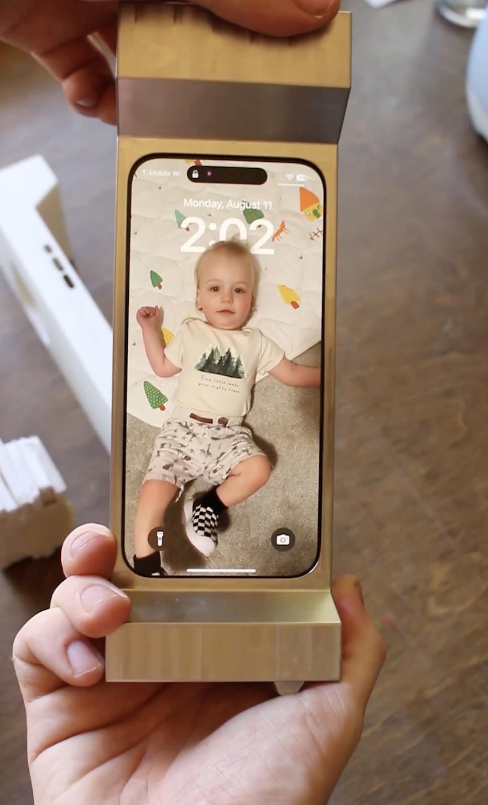 S-a lansat carcasa care vindecă dependenții de telefon pentru că e prea grea ca să poată fi ținută în mână mult timp. Cum arată „husa” 1017604