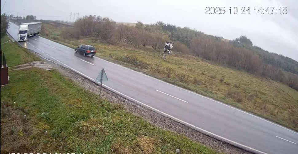 Accident șocant pe E 85. Un TIR scăpat de sub control strivește o mașină în care erau doi oameni. Impactul a fost filmat 1018124