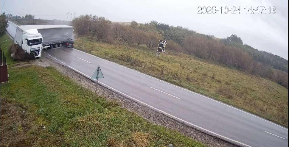 Accident șocant pe E 85. Un TIR scăpat de sub control strivește o mașină în care erau doi oameni. Impactul a fost filmat 1018125