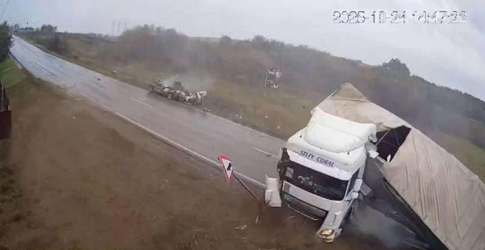 Accident șocant pe E 85. Un TIR scăpat de sub control strivește o mașină în care erau doi oameni. Impactul a fost filmat 1018127