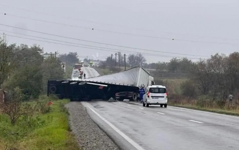 Accident șocant pe E 85. Un TIR scăpat de sub control strivește o mașină în care erau doi oameni. Impactul a fost filmat 1018132