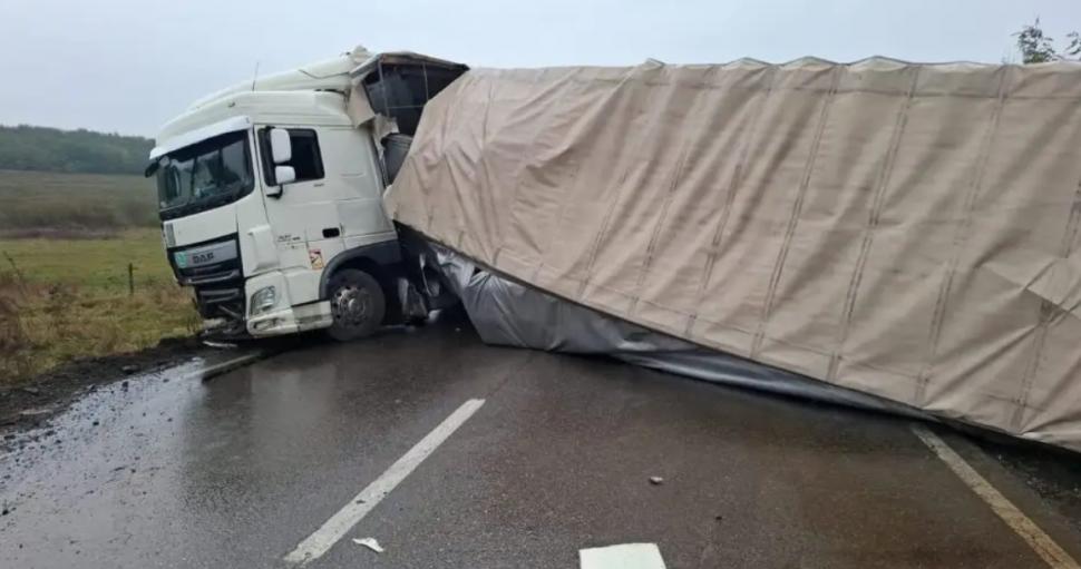 Accident șocant pe E 85. Un TIR scăpat de sub control strivește o mașină în care erau doi oameni. Impactul a fost filmat 1018134