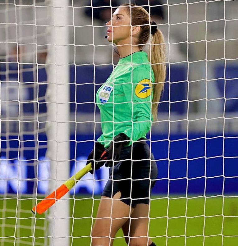 Manuela, cea mai „sclipitoare” arbitră din fotbalul european, spune cât de greu îi este în carieră: Mi-au făcut avansuri, nu am cedat 1017975