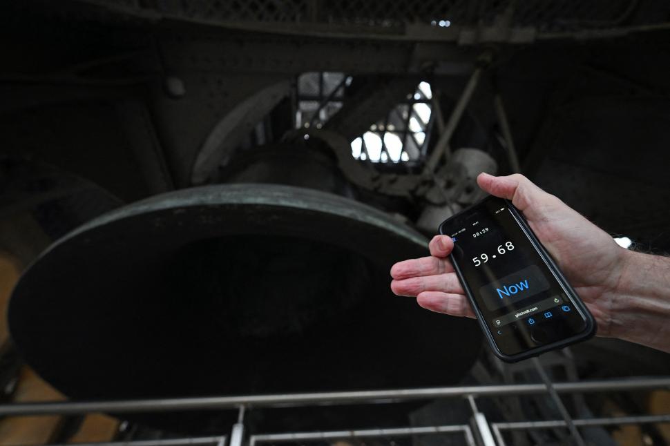 Schimbarea orei este singura care oprește „Marele Orologiu” Big Ben din Londra. Cum arată operațiunea: „Plasăm acele la miezul nopții” 1018009