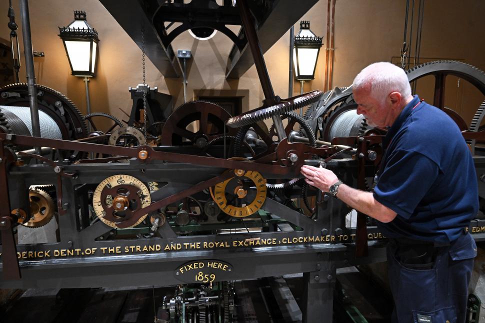 Schimbarea orei este singura care oprește „Marele Orologiu” Big Ben din Londra. Cum arată operațiunea: „Plasăm acele la miezul nopții” 1018012