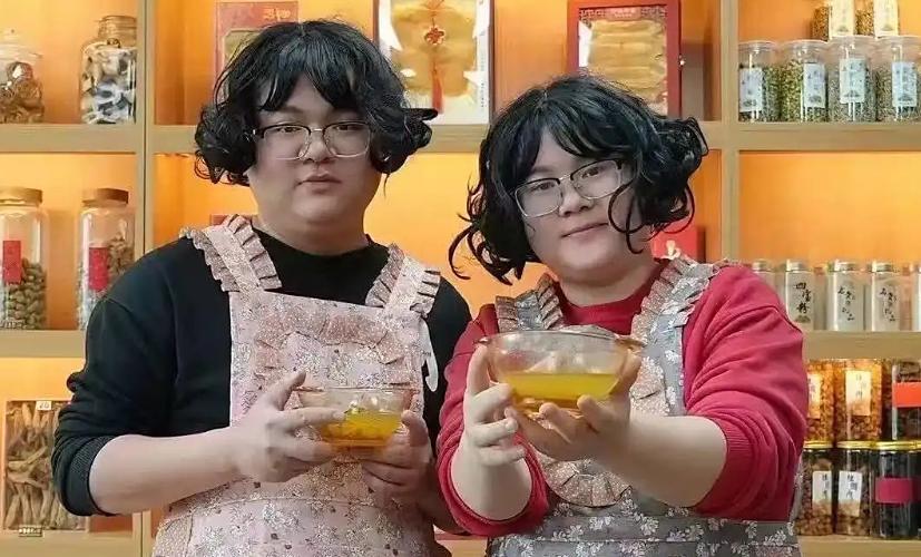 „Cine e el, cine e ea?” Doi soți care arată identic au devenit virali, iar afacerea lor este pe val de când postează clipuri cu ei 1017713