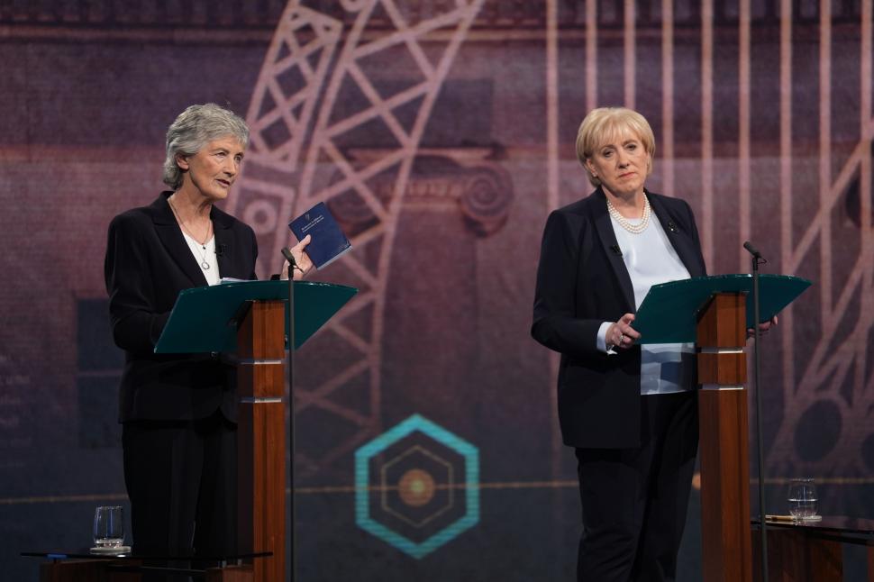 Cine este Catherine Connolly, femeia care a câștigat alegerile prezidențiale în Irlanda. Rivala ei și-a recunoscut înfrângerea 1018282