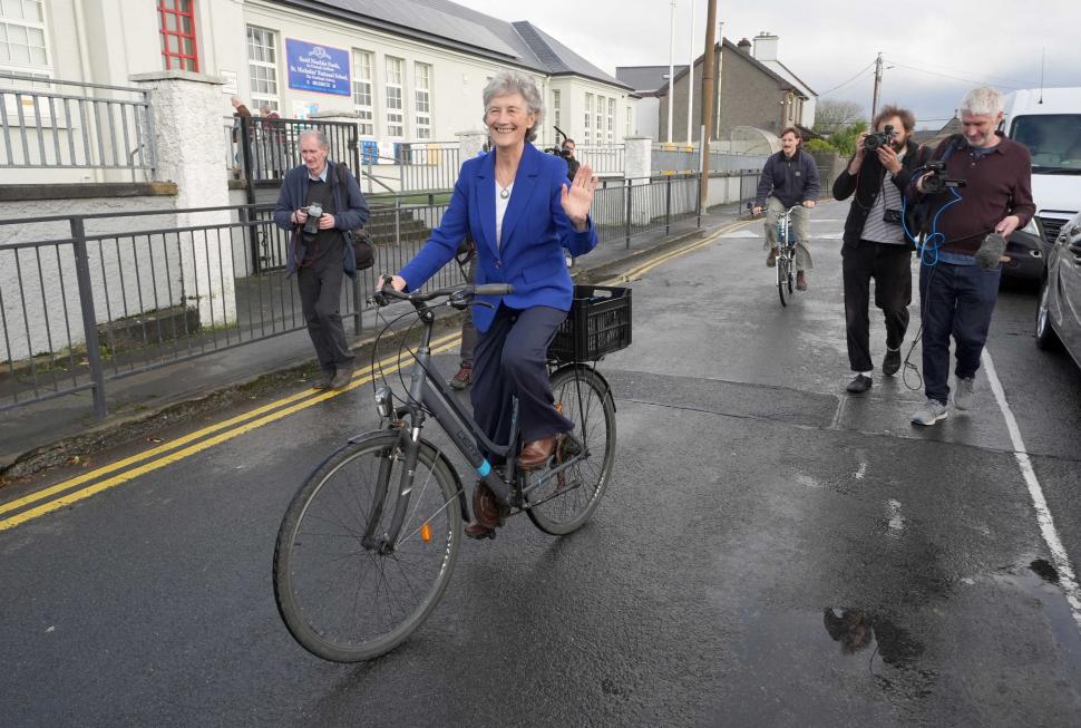 Cine este Catherine Connolly, femeia care a câștigat alegerile prezidențiale în Irlanda. Rivala ei și-a recunoscut înfrângerea 1018289