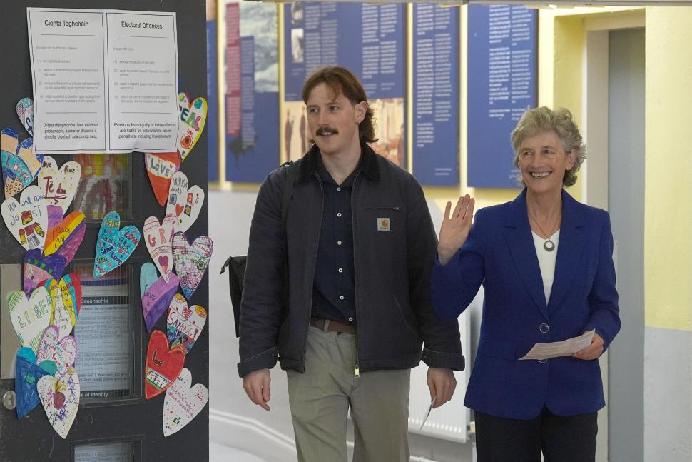 Cine este Catherine Connolly, femeia care a câștigat alegerile prezidențiale în Irlanda. Rivala ei și-a recunoscut înfrângerea 1018294