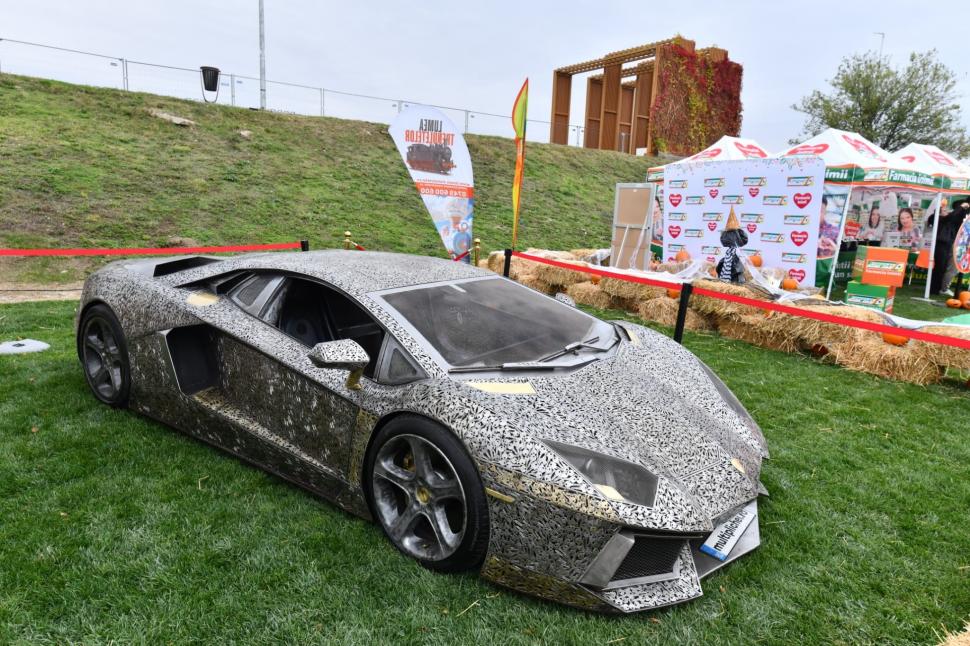 Un Lamborghini realizat manual din 10.000 de chei de yale, printre atracţiile de la West Side Hallo Fest. Ce surprize s-au pregătit 1018306
