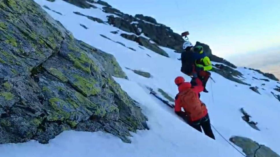Tragedie în Munţii Făgăraş. 2 oameni au murit, după ce au alunecat pe un versant. Singurul supravieţuitor, preluat cu elicopterul SMURD 1018330