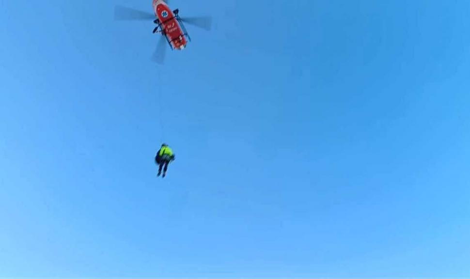 Tragedie în Munţii Făgăraş. 2 oameni au murit, după ce au alunecat pe un versant. Singurul supravieţuitor, preluat cu elicopterul SMURD 1018331