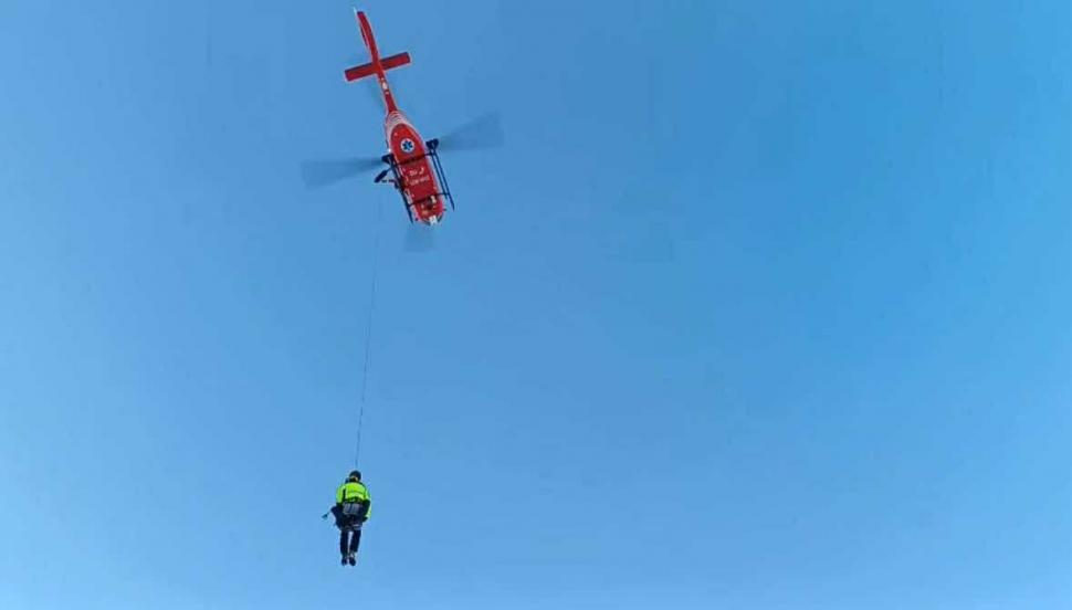 Tragedie în Munţii Făgăraş. 2 oameni au murit, după ce au alunecat pe un versant. Singurul supravieţuitor, preluat cu elicopterul SMURD 1018332