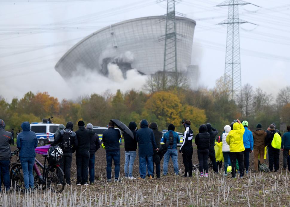 Două turnuri ale unei centrale nucleare au fost dinamitate în Germania. Momentul a fost filmat 1018344