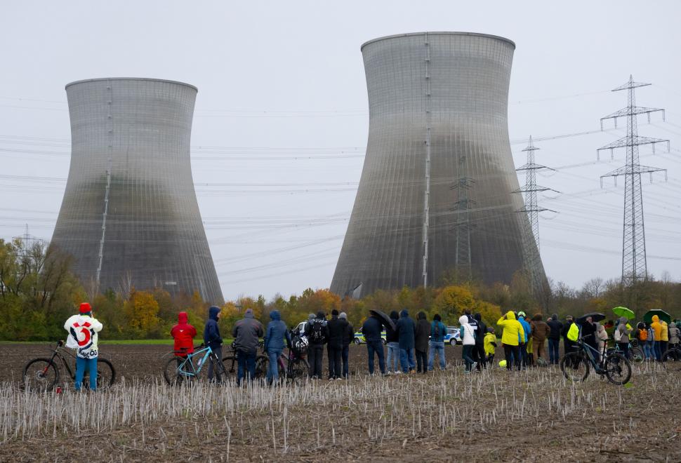 Două turnuri ale unei centrale nucleare au fost dinamitate în Germania. Momentul a fost filmat 1018345
