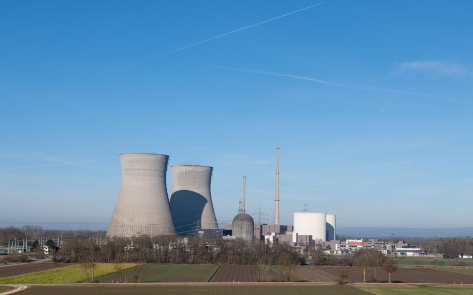 Două turnuri ale unei centrale nucleare au fost dinamitate în Germania. Momentul a fost filmat 1018347