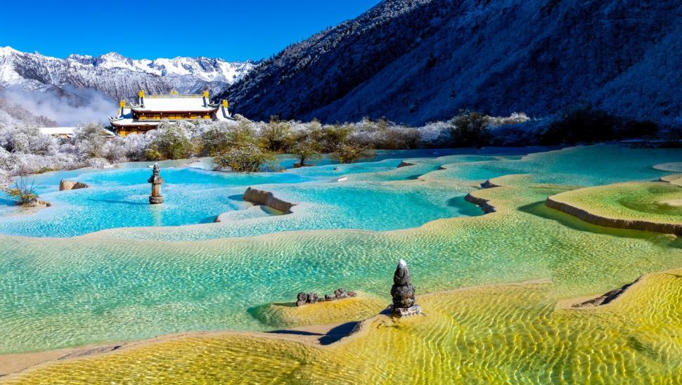 “E ca un dragon printre munți”. Unde se află locul pitoresc, considerat o minune a naturii pentru iazurile de smarald 1017605