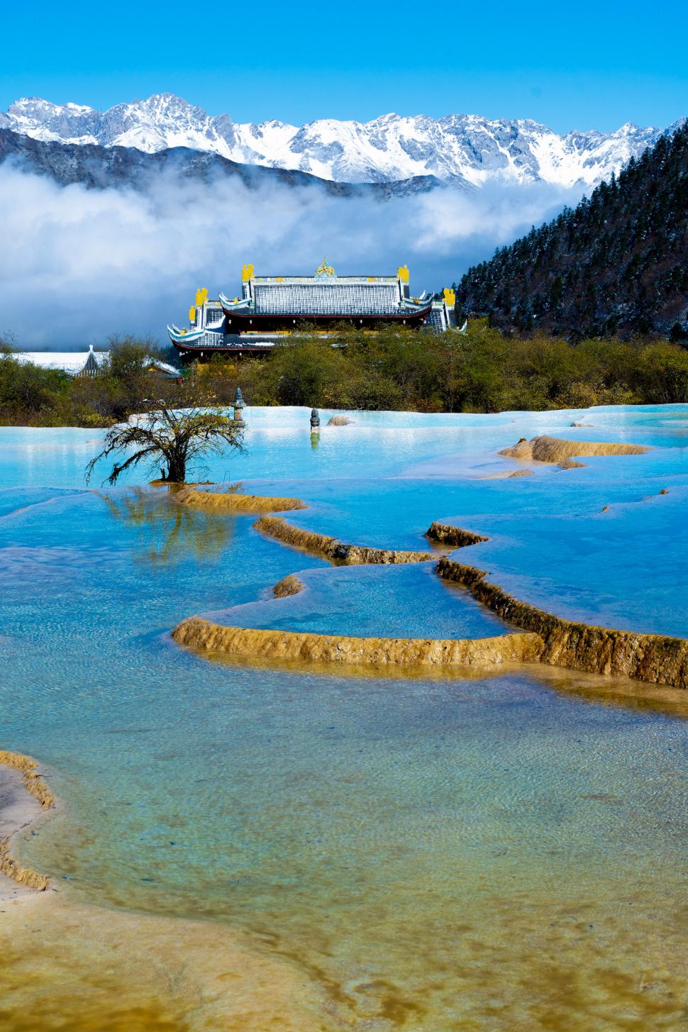 “E ca un dragon printre munți”. Unde se află locul pitoresc, considerat o minune a naturii pentru iazurile de smarald 1017606