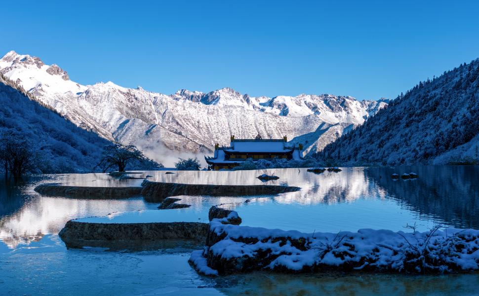 “E ca un dragon printre munți”. Unde se află locul pitoresc, considerat o minune a naturii pentru iazurile de smarald 1017610