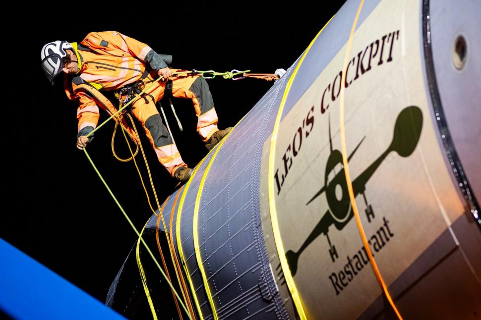 Germanii au legat ramurile copacilor ca să poată transporta pe șosea un Airbus gigantic. Operațiunea uriașă blochează traficul 3 nopți  1018716