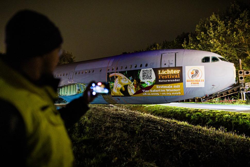 Germanii au legat ramurile copacilor ca să poată transporta pe șosea un Airbus gigantic. Operațiunea uriașă blochează traficul 3 nopți  1018717