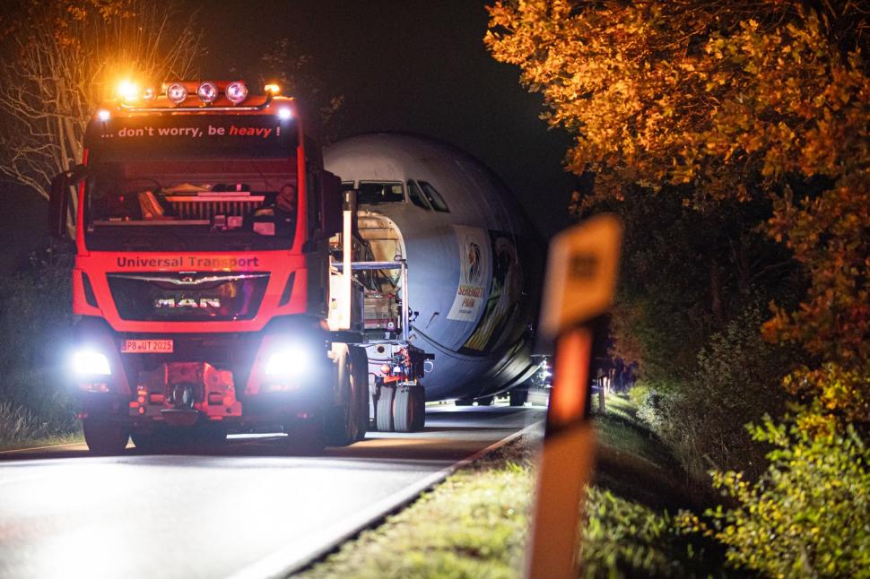 Germanii au legat ramurile copacilor ca să poată transporta pe șosea un Airbus gigantic. Operațiunea uriașă blochează traficul 3 nopți  1018719