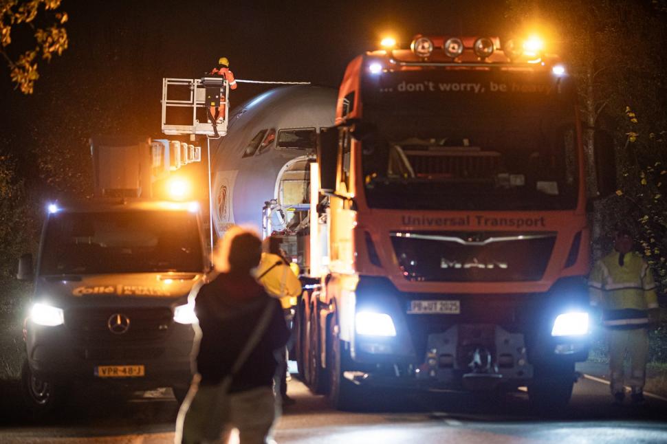 Germanii au legat ramurile copacilor ca să poată transporta pe șosea un Airbus gigantic. Operațiunea uriașă blochează traficul 3 nopți  1018720