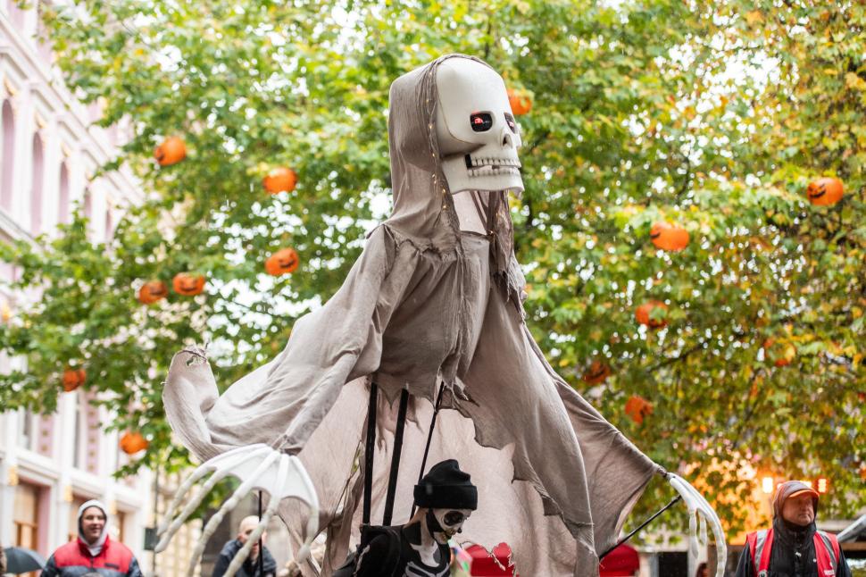 Idei de costume și make-up pentru Halloween 2025: Inspirație de la evenimente care au început deja în București, Brooklyn și Manchester 1018649