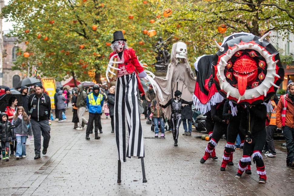 Idei de costume și make-up pentru Halloween 2025: Inspirație de la evenimente care au început deja în București, Brooklyn și Manchester 1018650