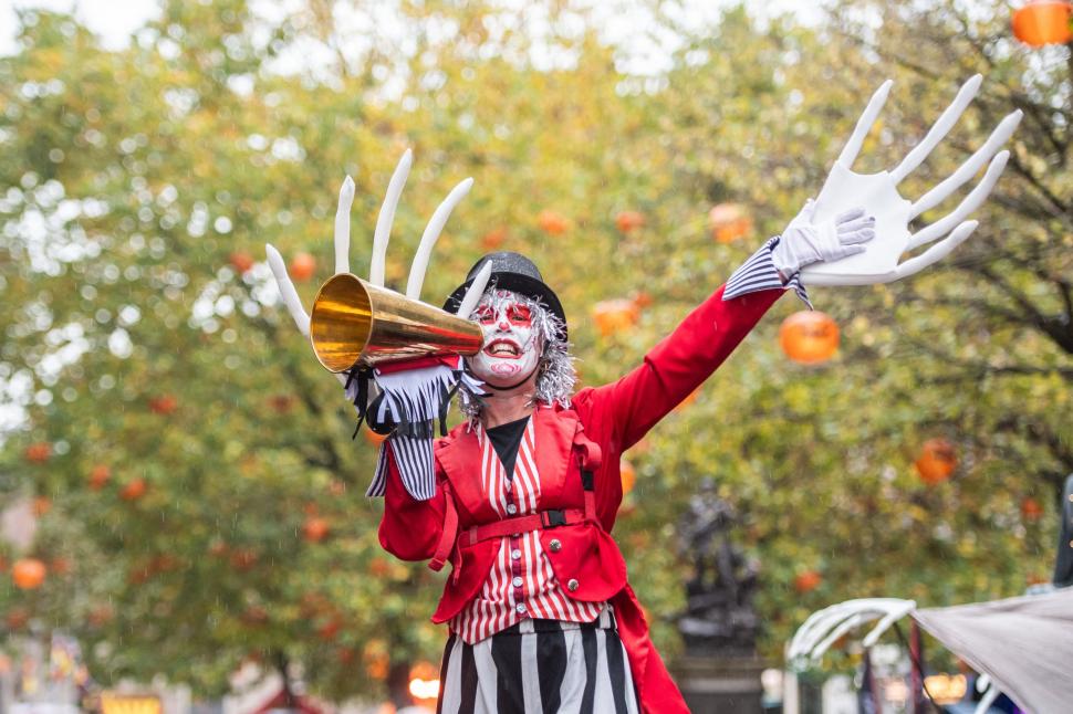 Idei de costume și make-up pentru Halloween 2025: Inspirație de la evenimente care au început deja în București, Brooklyn și Manchester 1018651