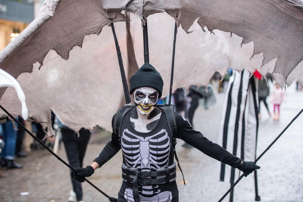 Idei de costume și make-up pentru Halloween 2025: Inspirație de la evenimente care au început deja în București, Brooklyn și Manchester 1018652