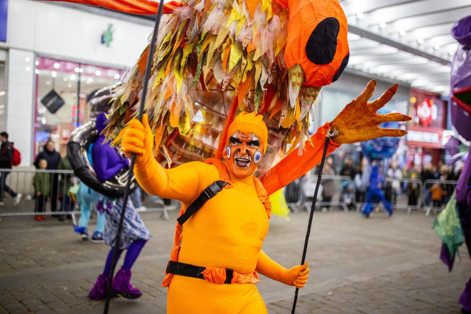 Idei de costume și make-up pentru Halloween 2025: Inspirație de la evenimente care au început deja în București, Brooklyn și Manchester 1018653