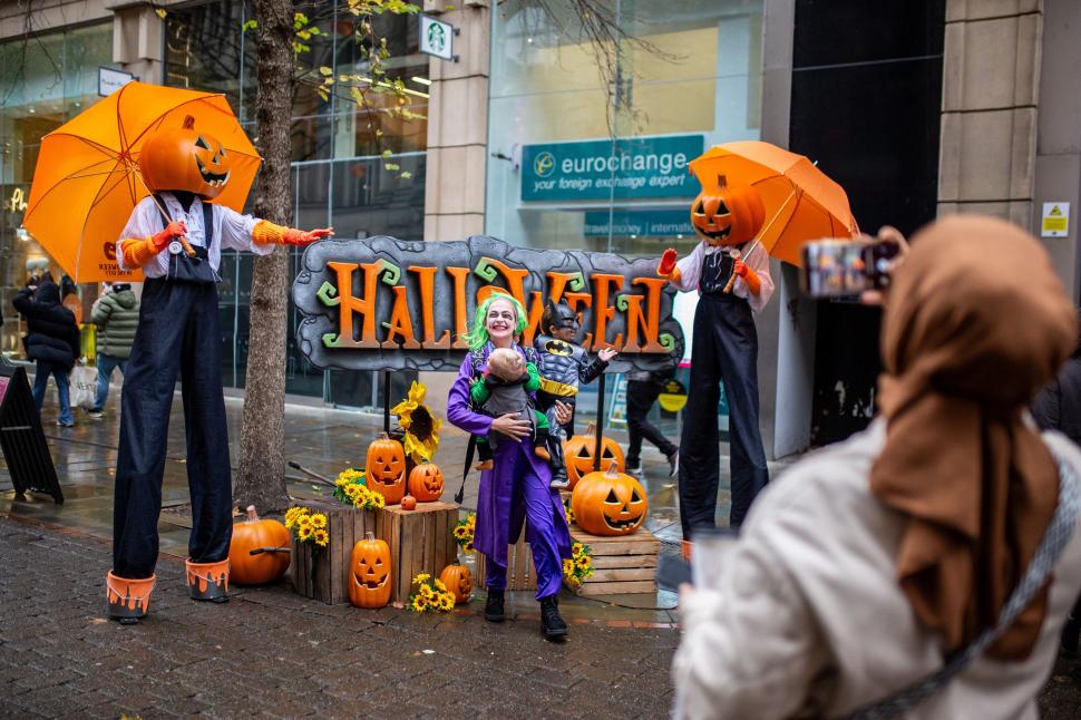 Idei de costume și make-up pentru Halloween 2025: Inspirație de la evenimente care au început deja în București, Brooklyn și Manchester 1018654