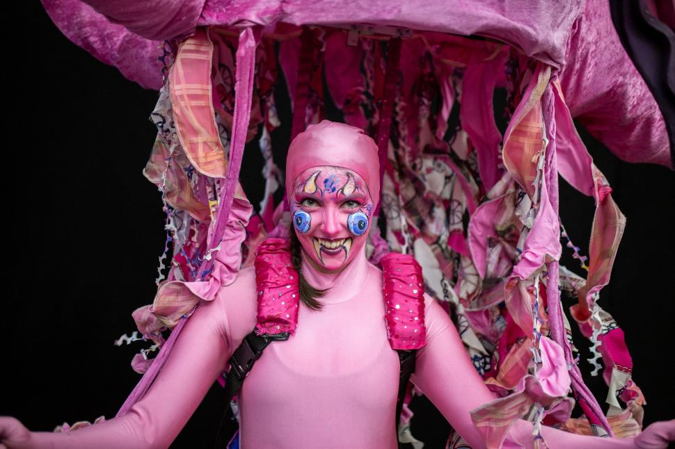 Idei de costume și make-up pentru Halloween 2025: Inspirație de la evenimente care au început deja în București, Brooklyn și Manchester 1018656