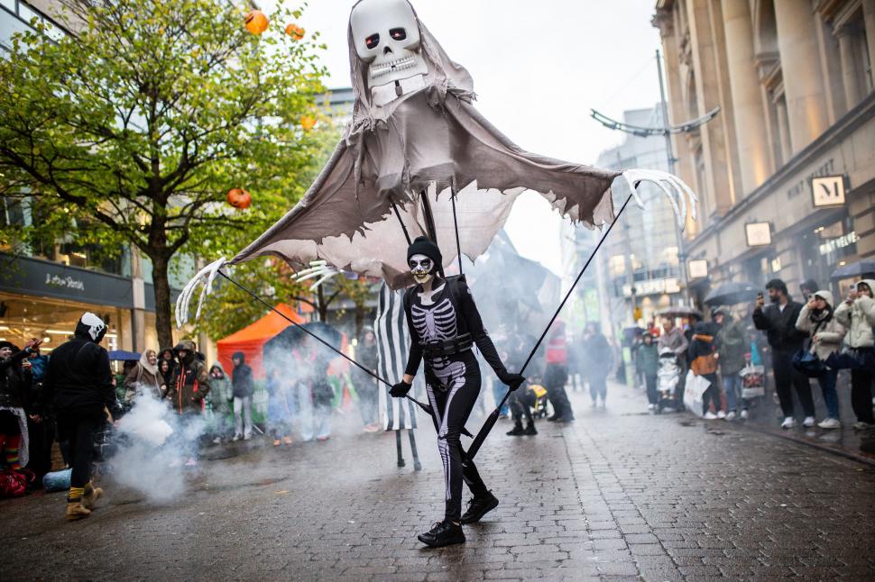 Idei de costume și make-up pentru Halloween 2025: Inspirație de la evenimente care au început deja în București, Brooklyn și Manchester 1018657