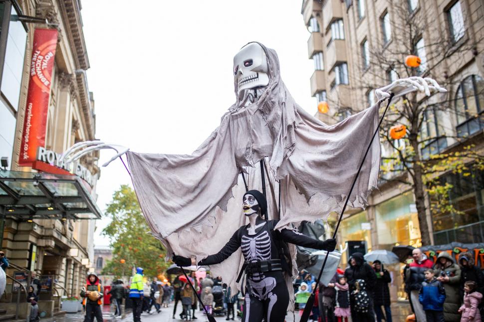 Idei de costume și make-up pentru Halloween 2025: Inspirație de la evenimente care au început deja în București, Brooklyn și Manchester 1018658