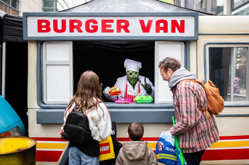 Idei de costume și make-up pentru Halloween 2025: Inspirație de la evenimente care au început deja în București, Brooklyn și Manchester 1018659