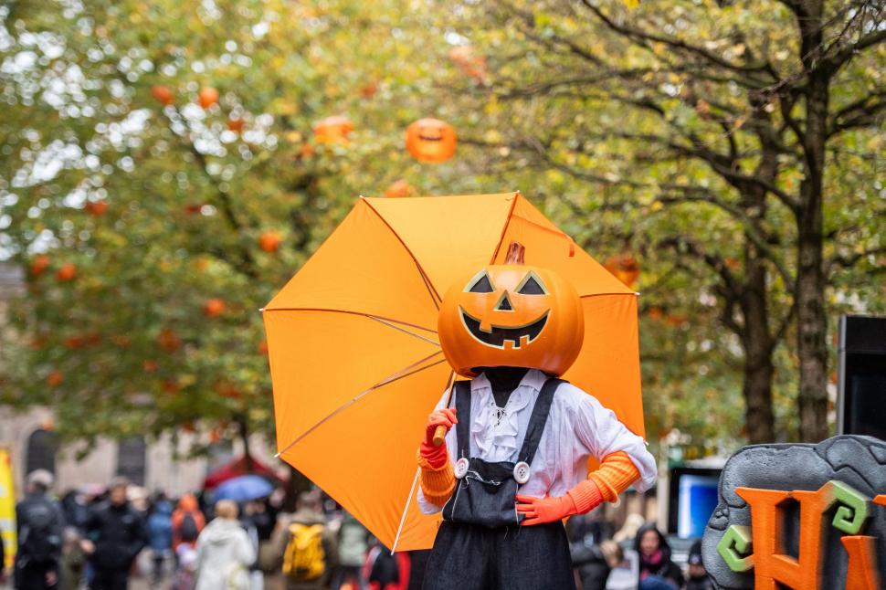 Idei de costume și make-up pentru Halloween 2025: Inspirație de la evenimente care au început deja în București, Brooklyn și Manchester 1018661
