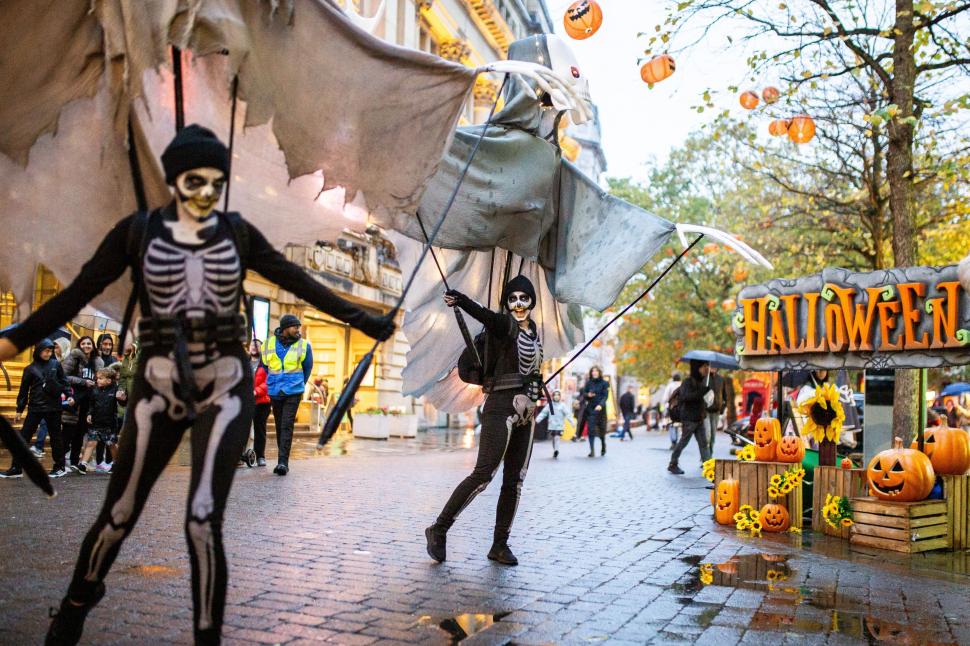 Idei de costume și make-up pentru Halloween 2025: Inspirație de la evenimente care au început deja în București, Brooklyn și Manchester 1018662