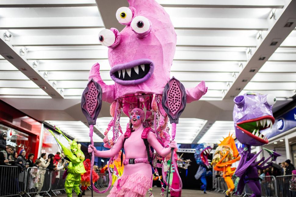 Idei de costume și make-up pentru Halloween 2025: Inspirație de la evenimente care au început deja în București, Brooklyn și Manchester 1018664