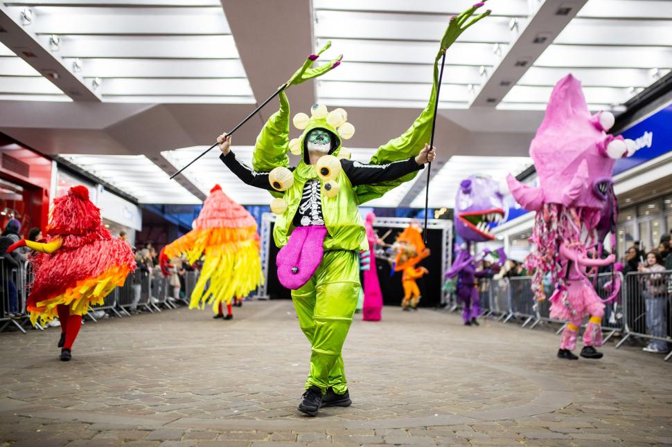 Idei de costume și make-up pentru Halloween 2025: Inspirație de la evenimente care au început deja în București, Brooklyn și Manchester 1018665