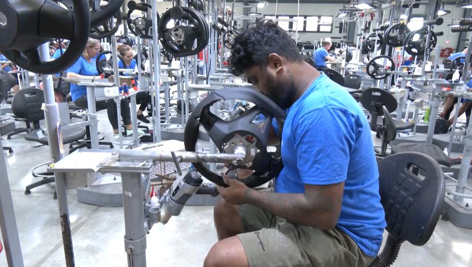 Isuru a plecat din Sri Lanka, de la un salariu halucinant, să muncească la Oradea. Acum bebelușul lui va fi primul creștin din familie 1018751