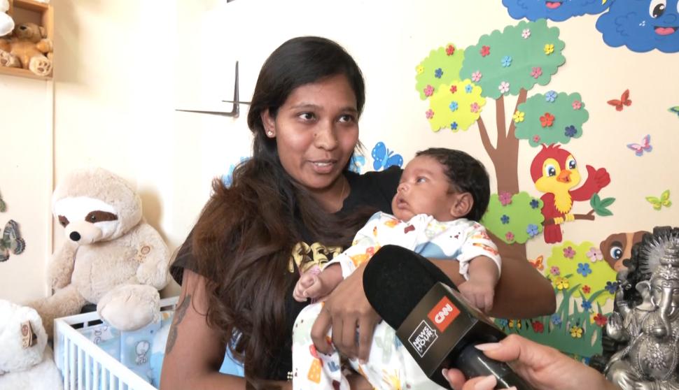 Isuru a plecat din Sri Lanka, de la un salariu halucinant, să muncească la Oradea. Acum bebelușul lui va fi primul creștin din familie 1018758