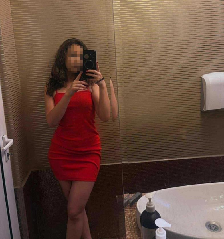 Niște elevi din Iași și-au găsit profesoara pe videochat. Au făcut capturi indecente cu ea și le-au distribuit la tot liceul 1018696