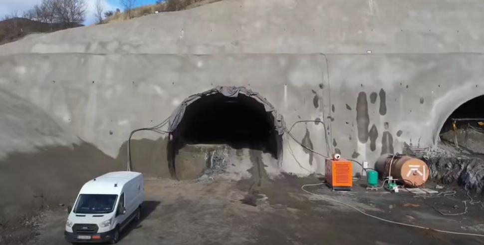 Se dinamitează munții pentru construcția Autostrăzii Sibiu-Pitești. Cum arată lucrările la tunelul Robeşti 1018669