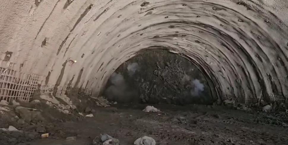 Se dinamitează munții pentru construcția Autostrăzii Sibiu-Pitești. Cum arată lucrările la tunelul Robeşti 1018670