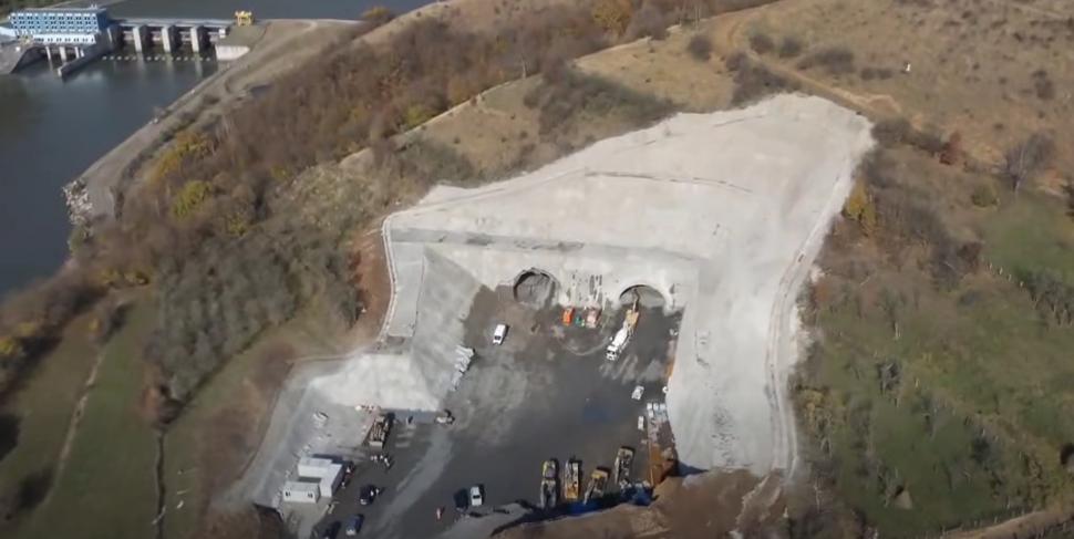 Se dinamitează munții pentru construcția Autostrăzii Sibiu-Pitești. Cum arată lucrările la tunelul Robeşti 1018671