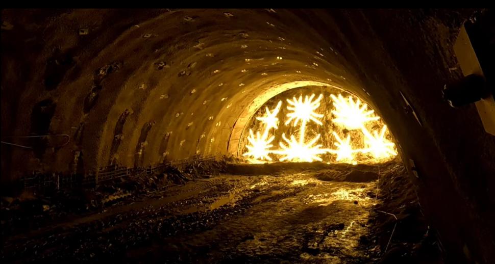 Se dinamitează munții pentru construcția Autostrăzii Sibiu-Pitești. Cum arată lucrările la tunelul Robeşti 1018672